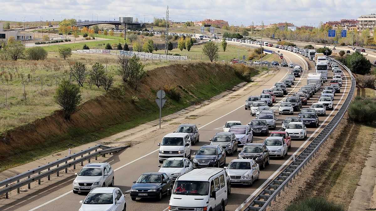 Retenciones en la A-62 motivadas por un accidente entre cuatro vehículos, a su paso por Arroyo de la Encomienda (Valladolid). | ICAL