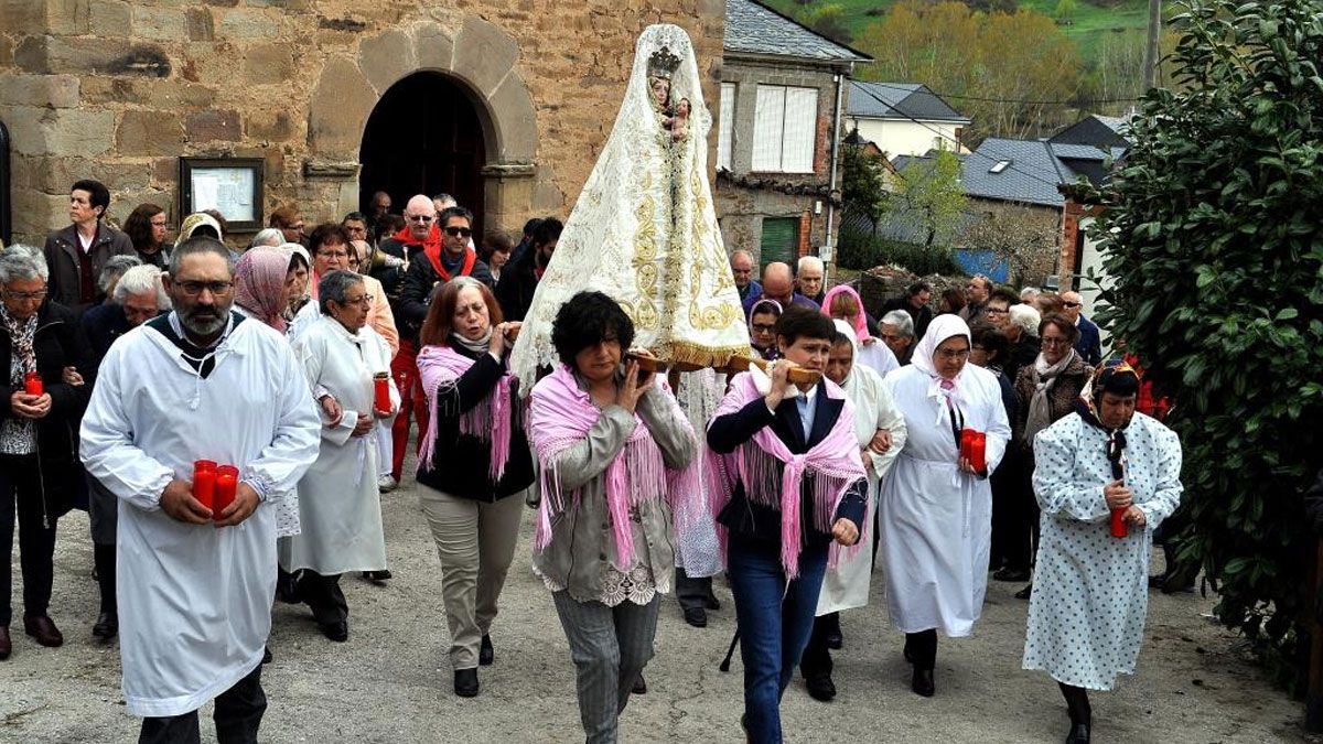 Una imagen de la procesión de los amortajados, cedida por los vecinos de quintana de Fuseros, en Igüeña. | L.N.C.