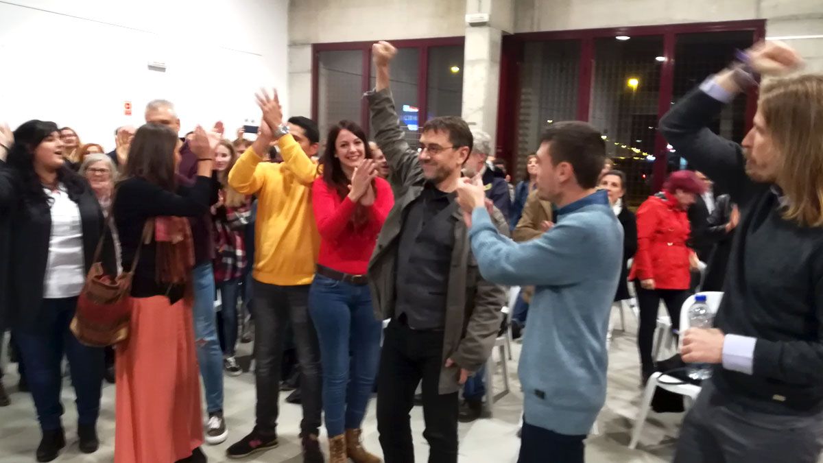 Juan Carlos Monedero, en el centro, junto a representantes de Podemos en el acto de Ponferrada este domingo. | D.M.