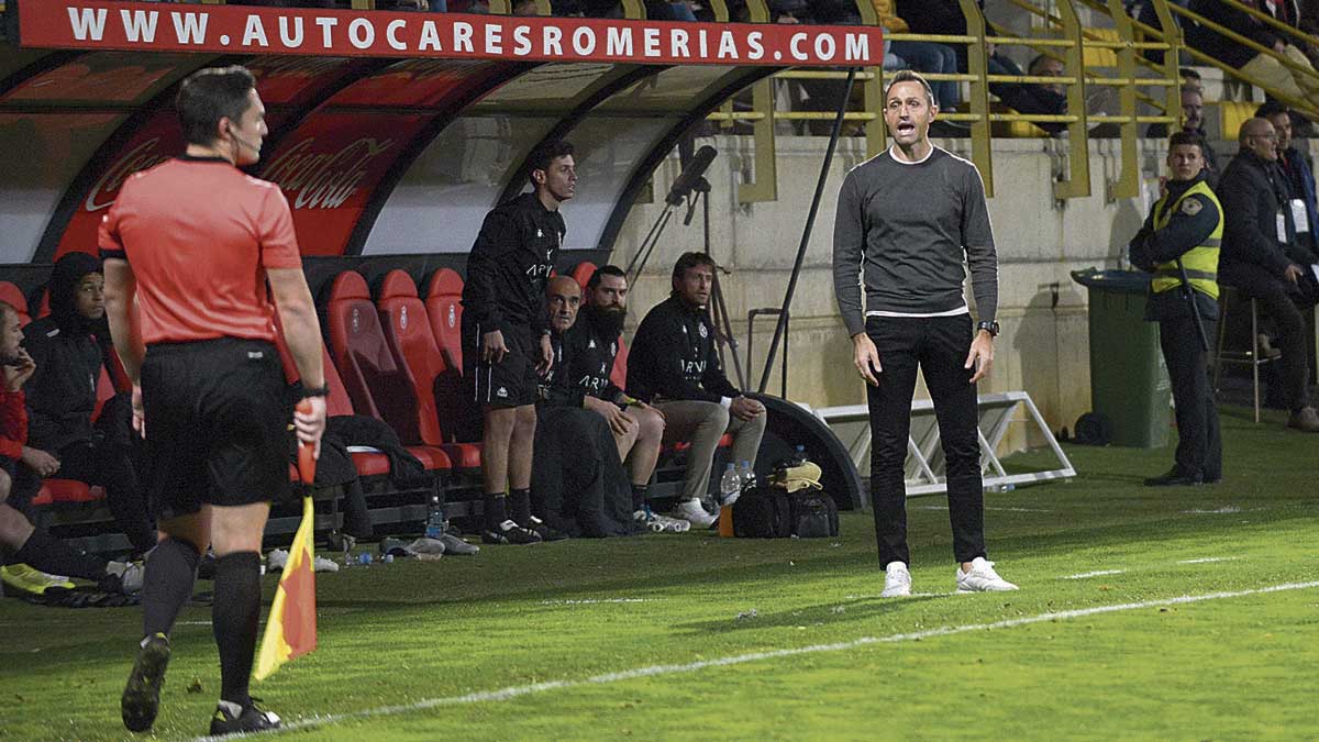 José Manuel Aira protesta una decisión al asistente durante el partido ante la Real Sociedad. | MAURICIO PEÑA