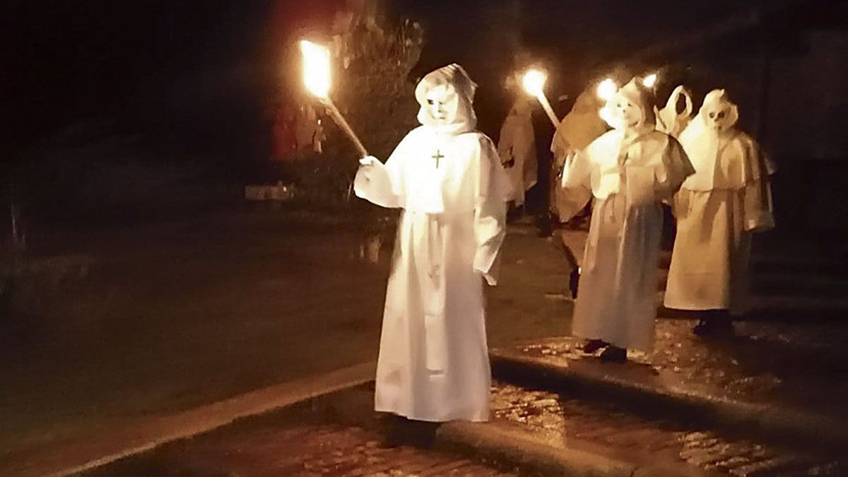 La güeste de los muertos recorrió las oscuras calles de Riaño, sólo iluminadas por las antorchas de la Santa Compaña riañesa. | ANTÓN GONZALEZ