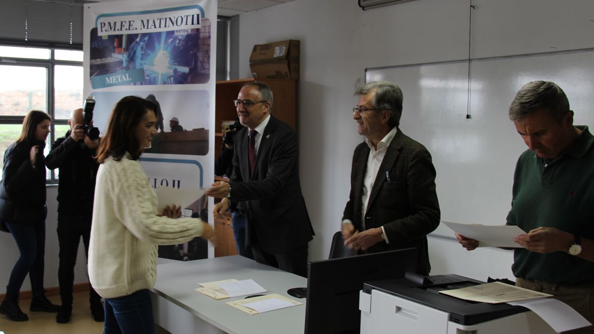 Entrega de diplomas a los alumnos que han rematado su formación.