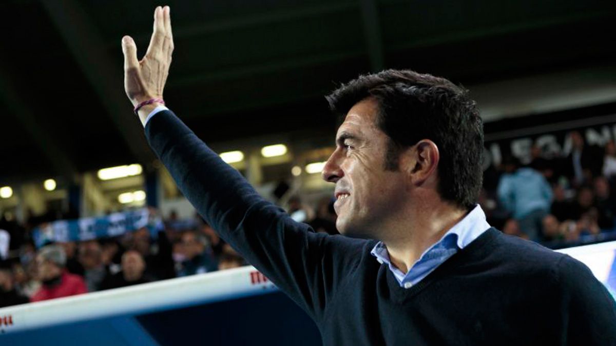 Luis Cembranos saluda a la grada durante su último partido al frente del Leganés. | LA LIGA Luis Cembranos saluda a la grada durante su último partido al frente del Leganés. | LA LIGA