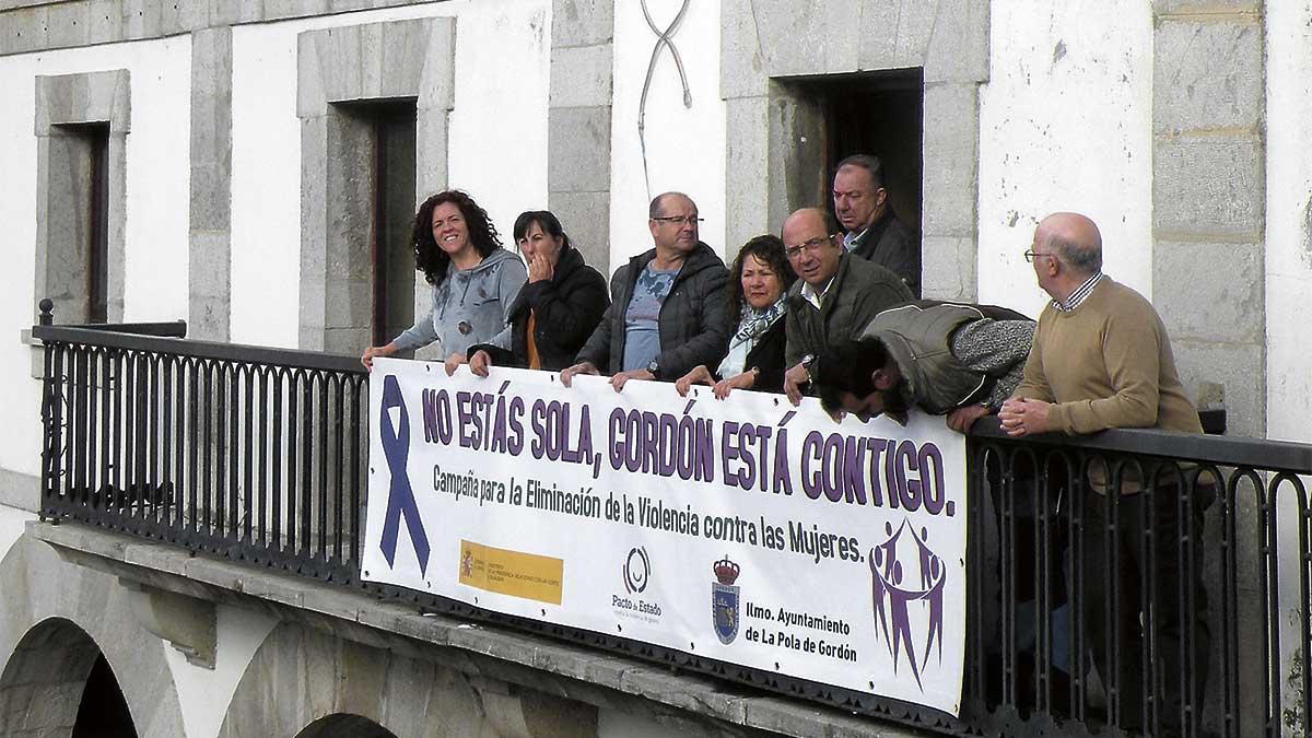 Un momento de la colocación de la pancarta en el balcón principal del Ayuntamiento. | E. NIÑO