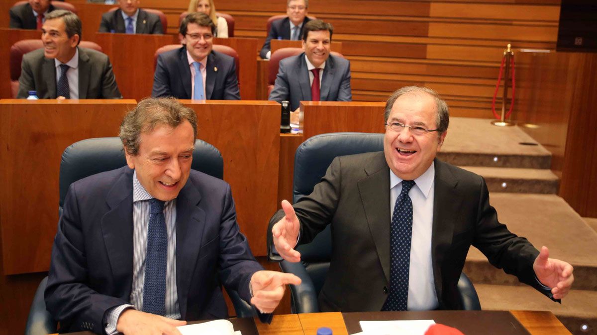 El candidato a la Junta de Castilla y León, Juan Vicente Herrera, junto al consejero de Presidencia, José Antonio de Santiago Juárez, antes de iniciar su intervención en el debate de investidura. | MIRIAM CHACÓN (ICAL)