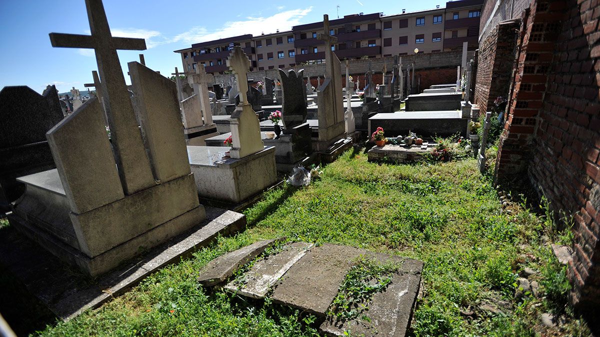 El cementerio de San Andrés está situado entre edificios. | DANIEL MARTÍN