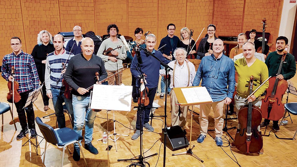Los componentes de la Orquesta Ibérica de León con el maestro José Luis Temes en el Auditorio Ángel Barja del Conservatorio. | L.N.C.