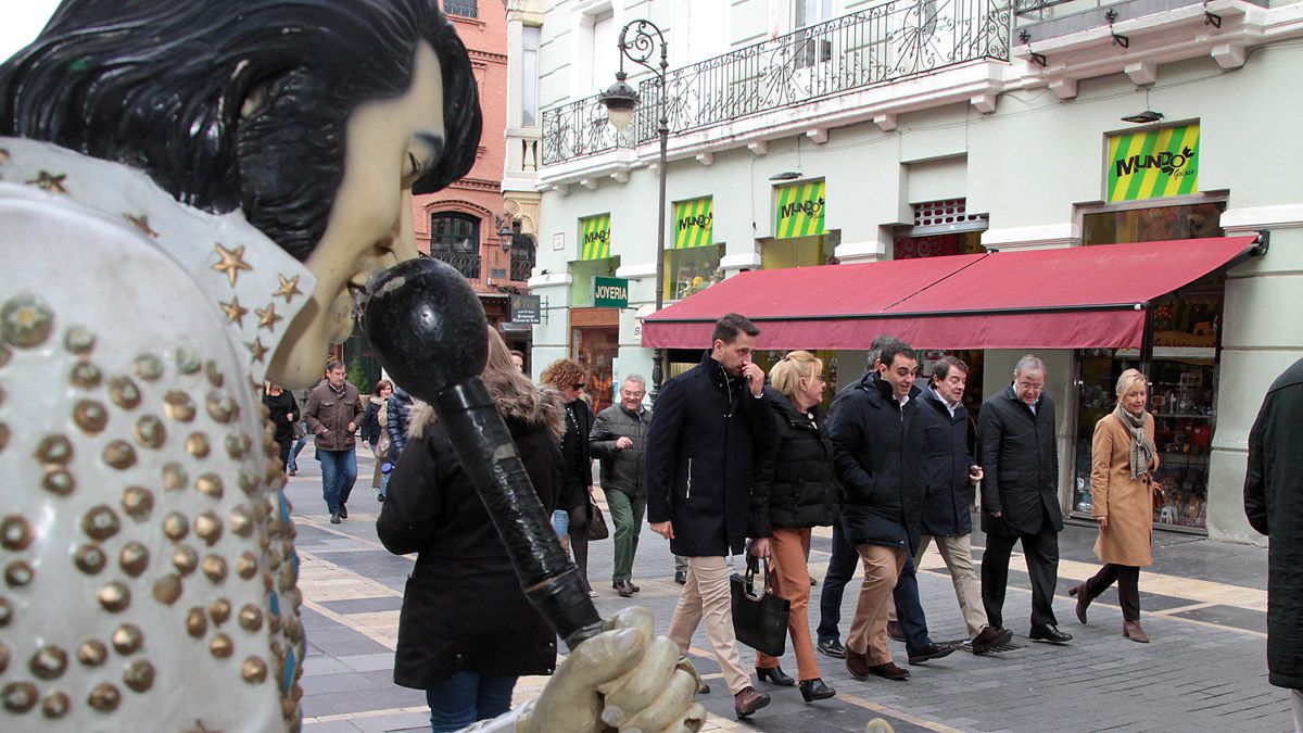 Alfonso Fernández Mañueco pasea por las calles de León con candidatos del PP para el 10-N. | ICAL