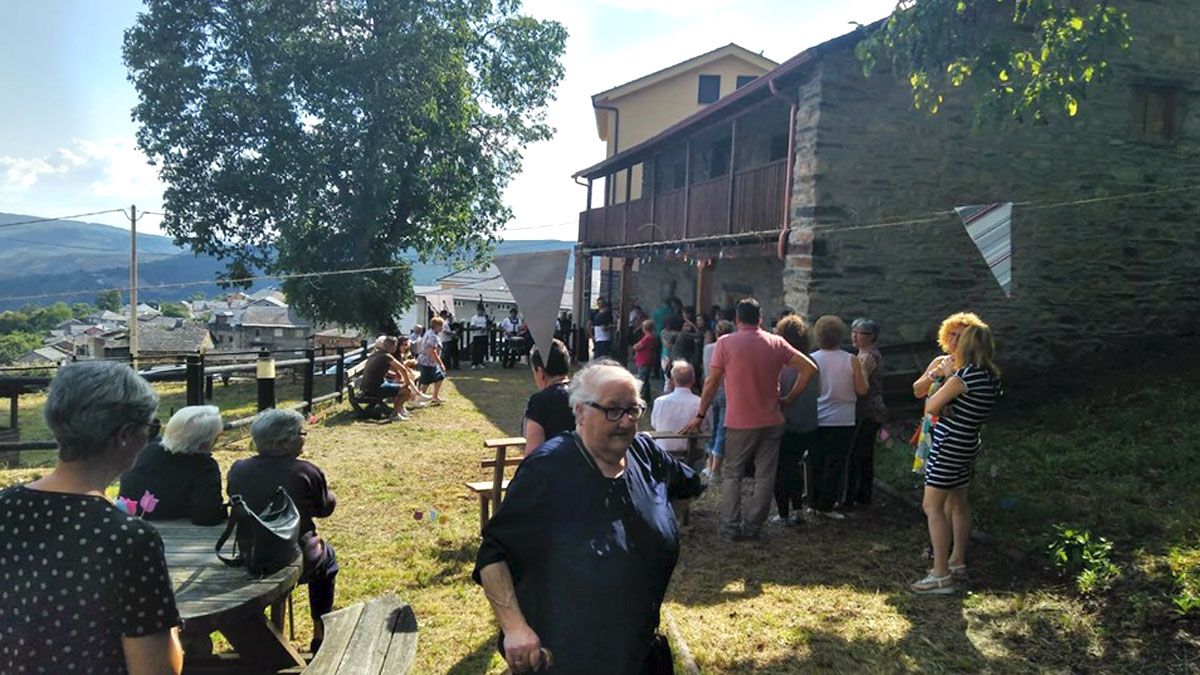 Imagen de la unidad de Susañe, en una de las actividades en verano. | ASOCIACION PARKINSON BABIA-LACIANA Imagen de la unidad de Susañe, en una de las actividades en verano. | ASOCIACION PARKINSON BABIA-LACIANA