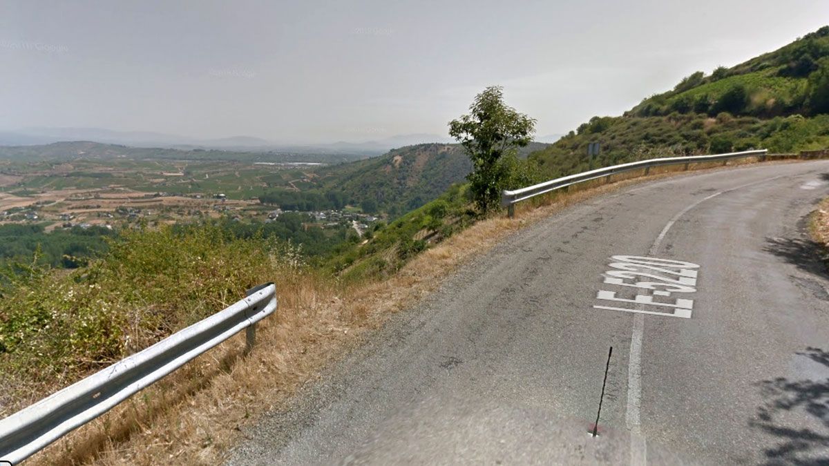 Imagen del vial de acceso a la localidad de Corullón. | GOOGLEMAPS