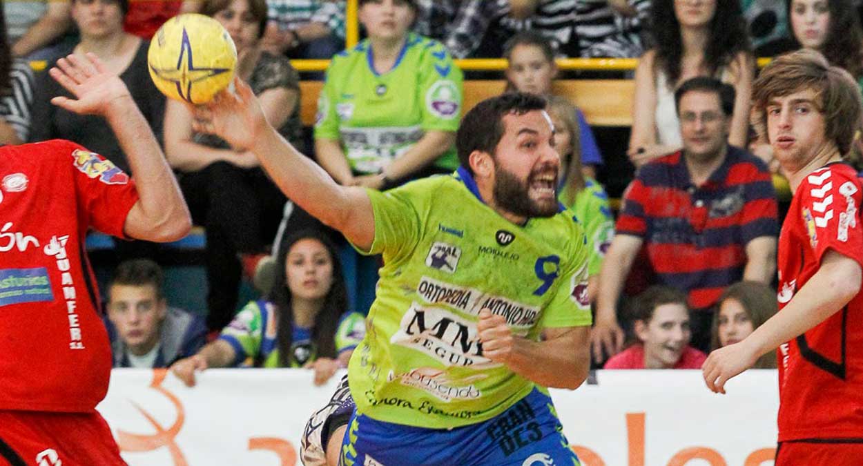 Octavio Magadán realiza un tiro con la camiseta del Zamora. | BM ZAMORA