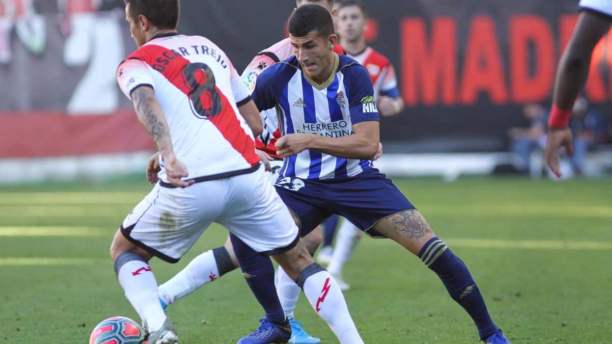 Saúl trata de arrebatarle el balón a Trejo durante la visita de la Deportiva a Vallecas. | IRINA RH