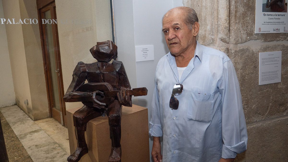 Cosme Paredes junto a dos piezas escultóricas que se exponen en el Palacio Don Gutierre. | VICENTE GARCÍA Cosme Paredes junto a dos piezas escultóricas que se exponen en el Palacio Don Gutierre. | VICENTE GARCÍA