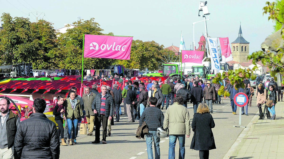 La avenida de la Constitución será este domingo y este lunes el mejor escaparate de la maquinaria agrícola. | MAURICIO PEÑA