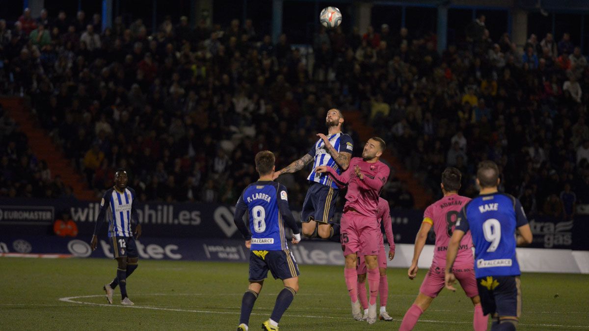 Sielva busca un balón aéreo en el partido con el Málaga. | MAURICIO PEÑA