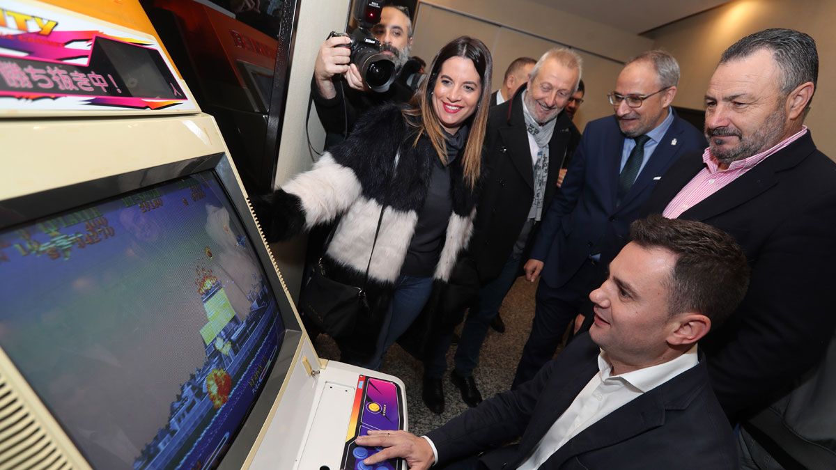 Javier Alfonso Cendón, en una partida en una máquina Arcade 'vintage', observado por otros representantes políticos. | Ical