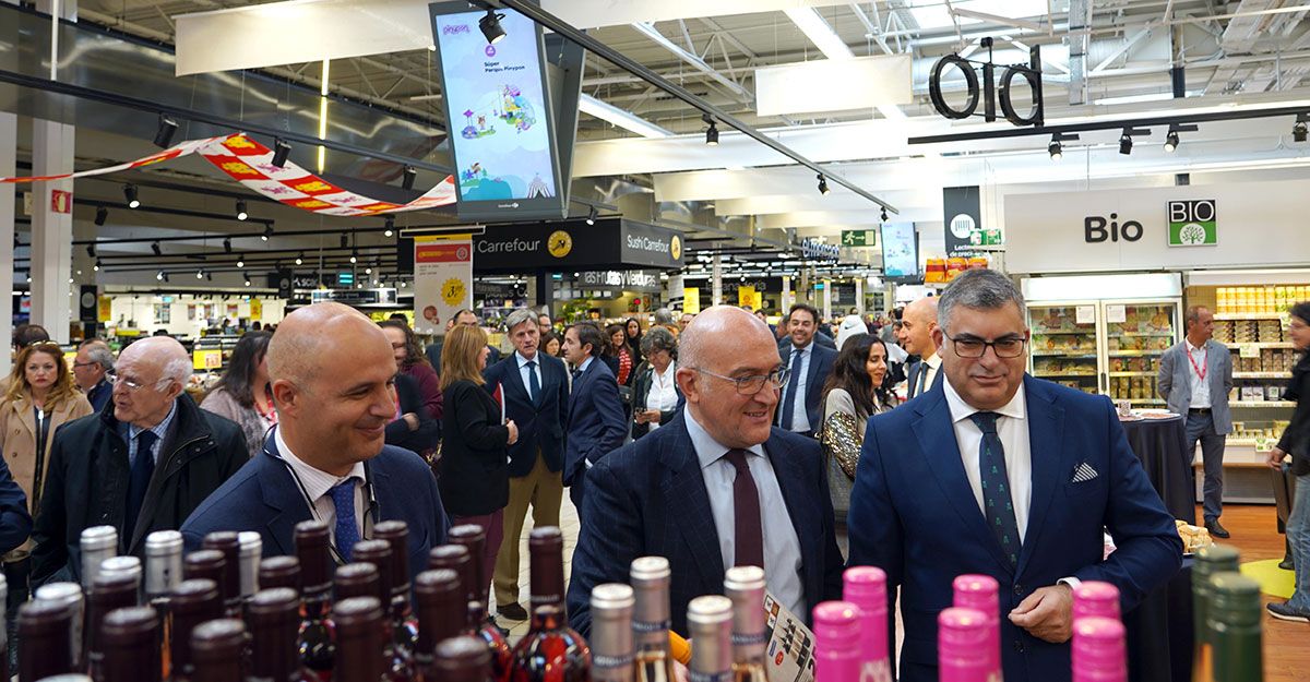 El consejero de Agricultura, Jesús Julio Carnero, junto al viceconsejero de Desarrollo Rural Jorge Llorente y el director general de Carrefour Castilla y León Gabriel García. | ICAL