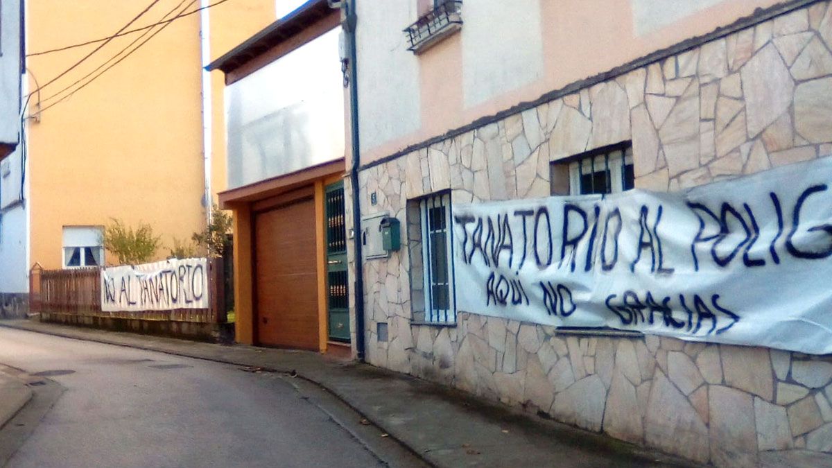 Los vecinos de Cacabelos han colgado pancartas en las casas y se manifestarán cada miércoles.| L.N.C.