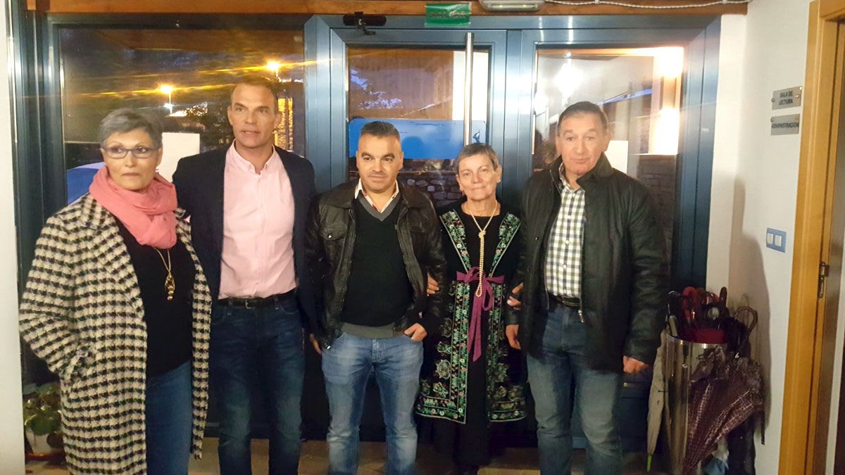 El alcalde, Roberto Fernández, con otros representantes municipales y de la Asociación. | L.N.C.