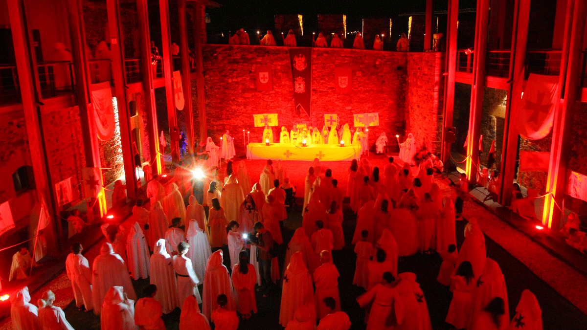 La Ordenación de Nuevos Caballeros Templarios, en el Patio del Palacio del Castillo de Ponferrada. | César Sánchez (Ical)