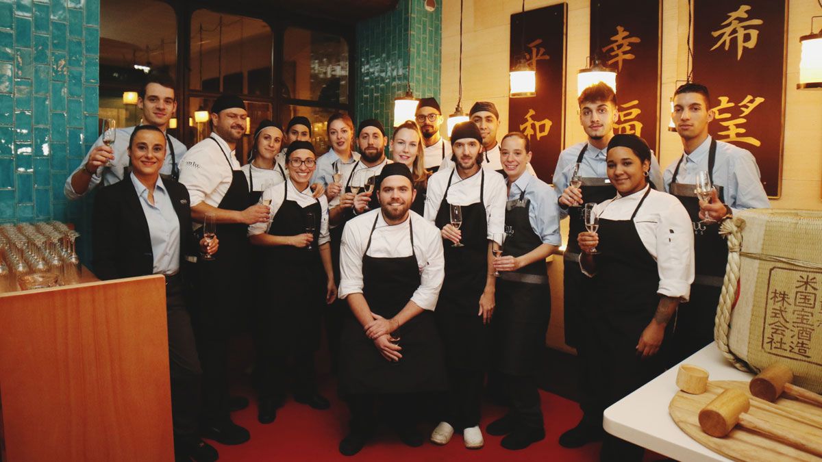El equipo de Miu durante la inauguración del restaurante. | VIRADO ESTUDIO El equipo de Miu durante la inauguración del restaurante. | VIRADO ESTUDIO