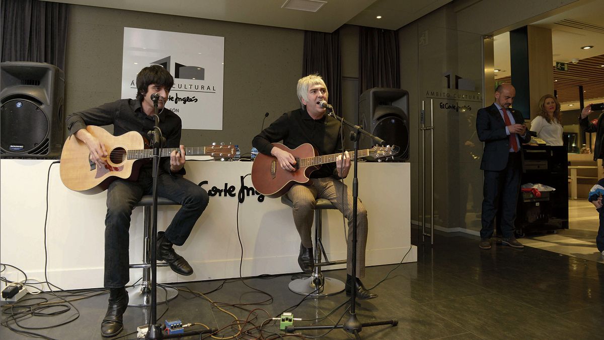 Mario Álvarez y Álex Cooper en un concierto en El Corte Inglés de León. | MAURICIO PEÑA