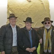 El alicantino José Fuentes estuvo arropado por Pablo Martínez y Juan Carlos Uriarte en la presentación de su obra en el Camarote Madrid. | MAURICIO PEÑA