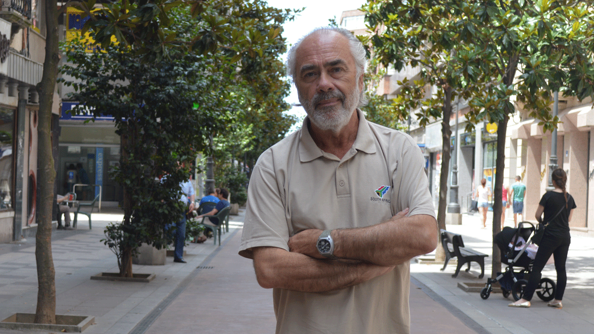 El cámara de televisión Manuel Ovalle paseaba este jueves por Ponferrada antes de ser nombrado Gran Maestre Honorífico. | L.N.C.