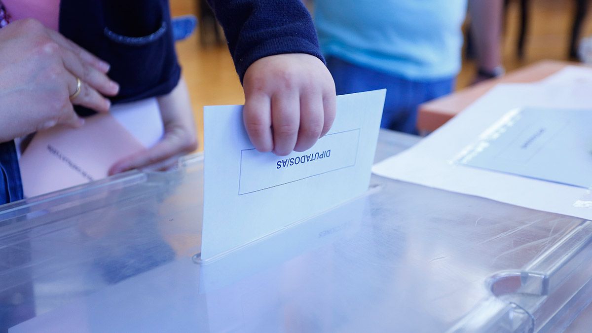 Imagen de archivo de una jornada electoral en León. | ICAL