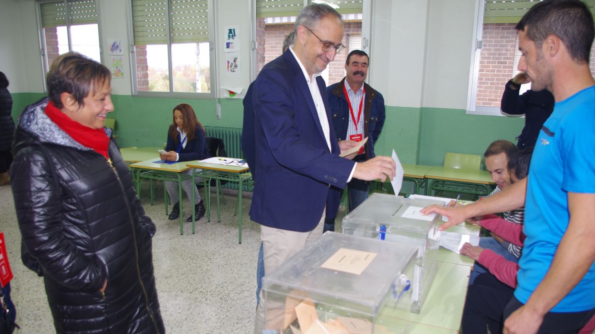 Ramón votando, al lado de la candidata al Senado, Carmen Morán.