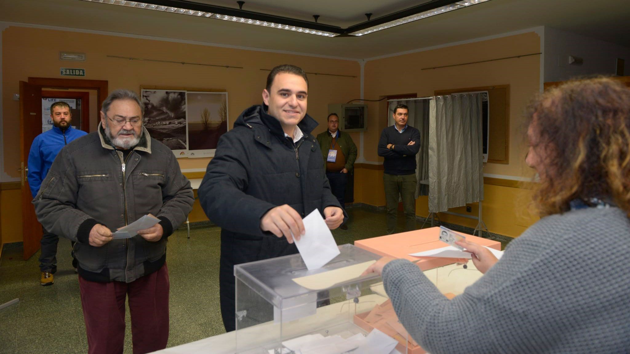 José Miguel González ejerció su derecho al voto en Valdepiélago, su localidad natal. | MAURICIO PEÑA