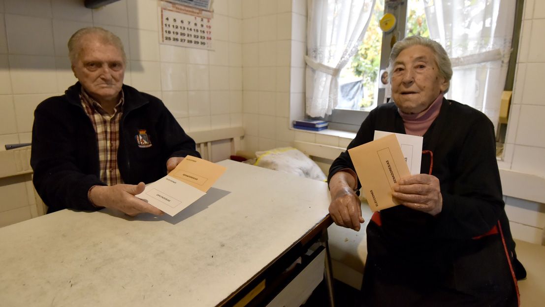 Marcelino Campos y María Visitación Fernández, de 87 y 90 años, esperan en la cocina con las papeletas preparadas a que su hijo les lleve a votar. | SAÚL ARÉN