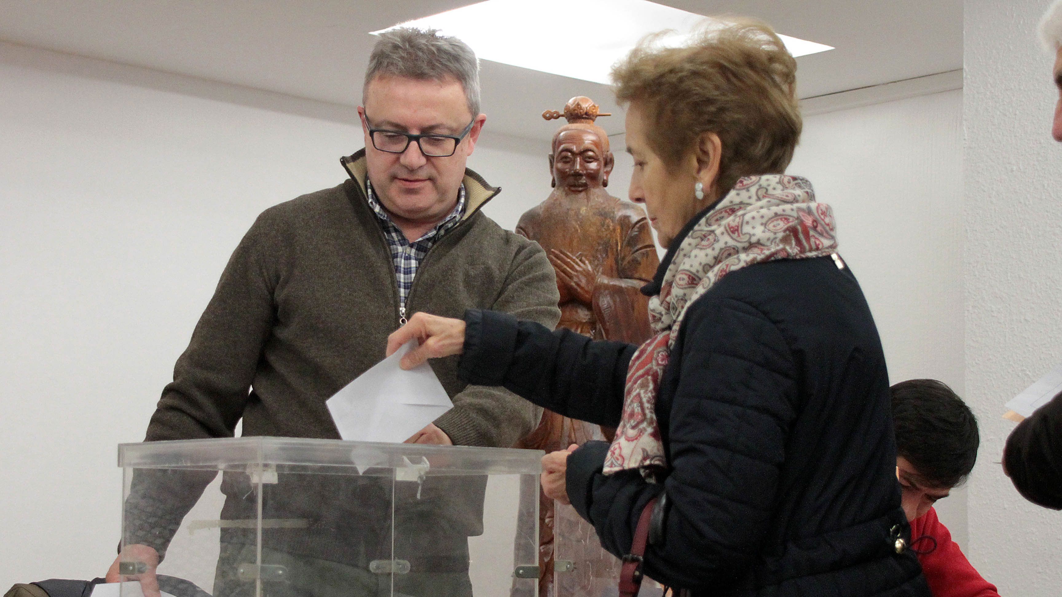 Electores leoneses votan en el Instituto Confucio de la capital. | ICAL