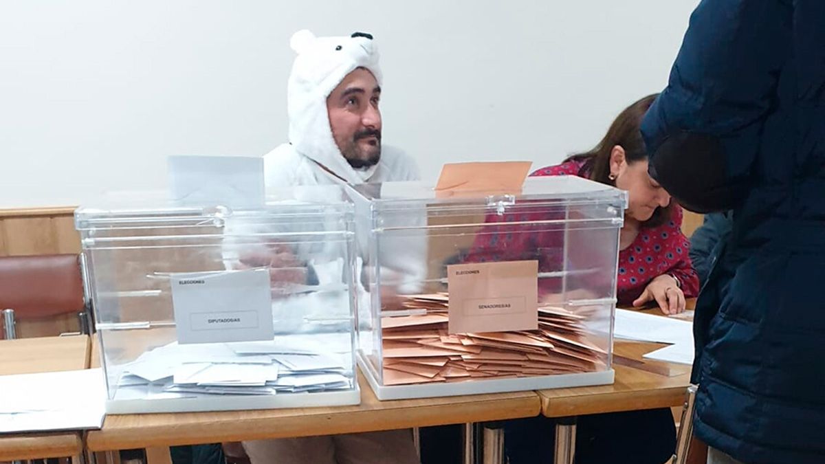 El presidente de una mesa electoral de El Burgo de Osma acude disfrazado de oso. | ICAL