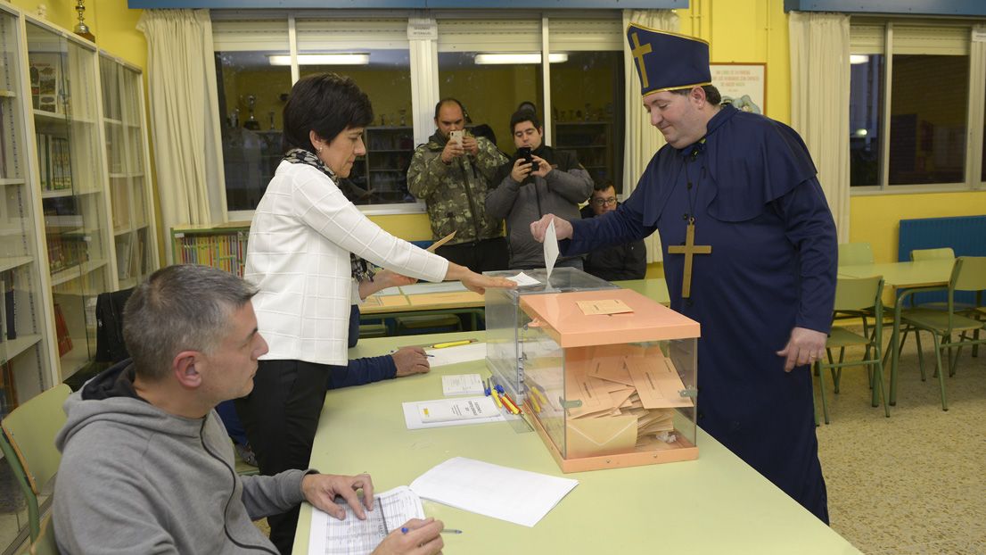 El popular hostelero Juan López acudió a votar al colegio de La Palomera disfrazado de obispo.  | MAURICIO PEÑA