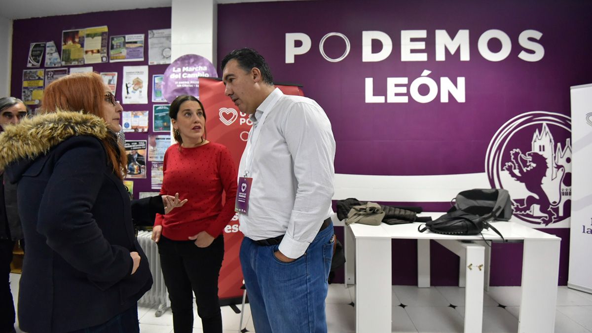 Ana Marcello en la sede de Unidas Podemos durante el escrutinio. | SAÚL ARÉN