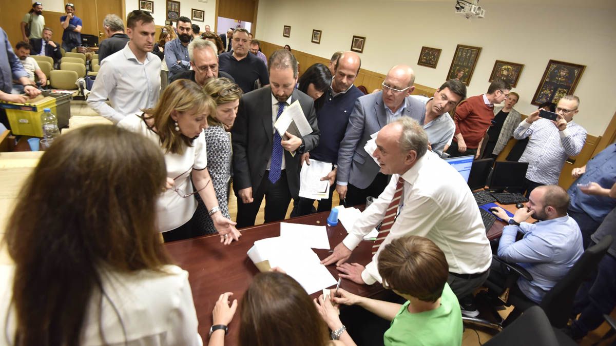 Recuento de la mesa de las Pastorinas en la Junta Electoral de Zona tras las municipales de mayo. | SAÚL ARÉN