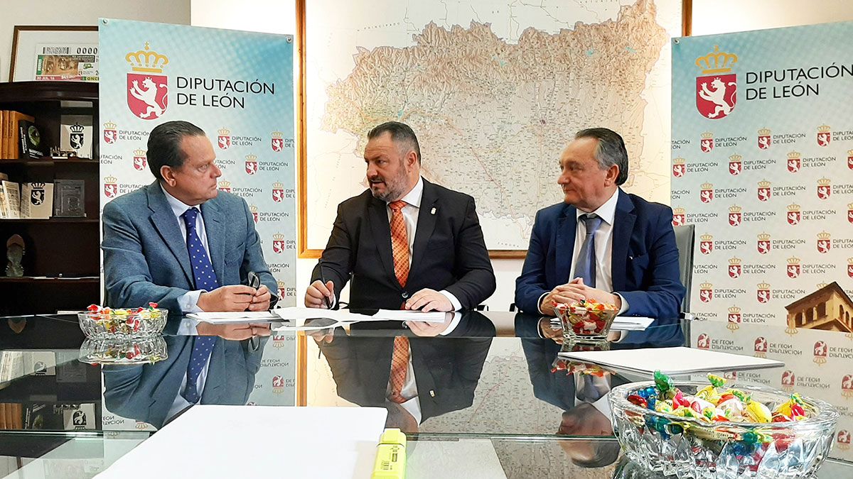 Mario Amilivia, Eduardo Morán y Emilio Melero en la reunión celebrada ayer por la mañana en el Palacio de los Guzmanes. | ICAL