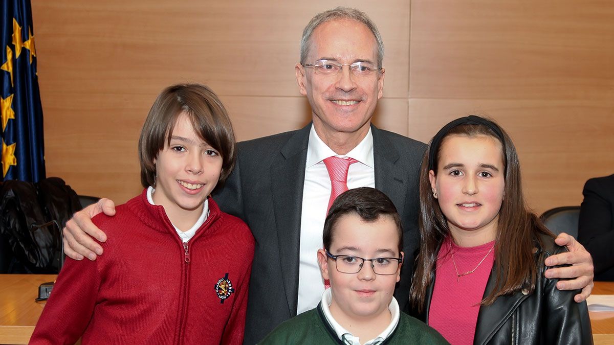 Los dos finalistas leoneses junto a la ganadora en esa categoría. | L.N.C.