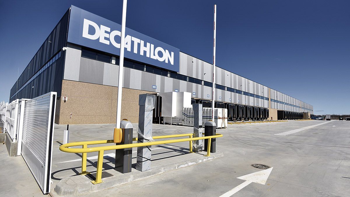 Instalaciones de Decathlon en el polígono de Villadangos. | SAÚL ARÉN