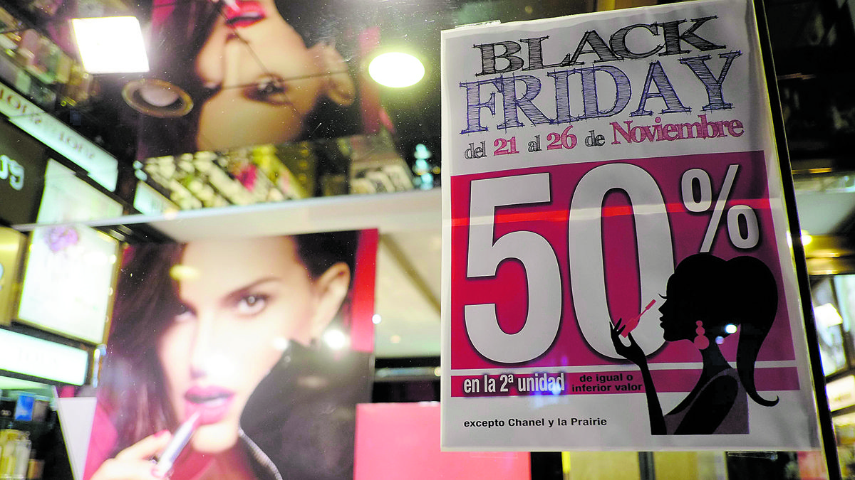 Cartel anunciador de los descuentos efectuados en una edición anterior del Black Friday en el comercio de la capital leonesa. | DANIEL MARTÍN