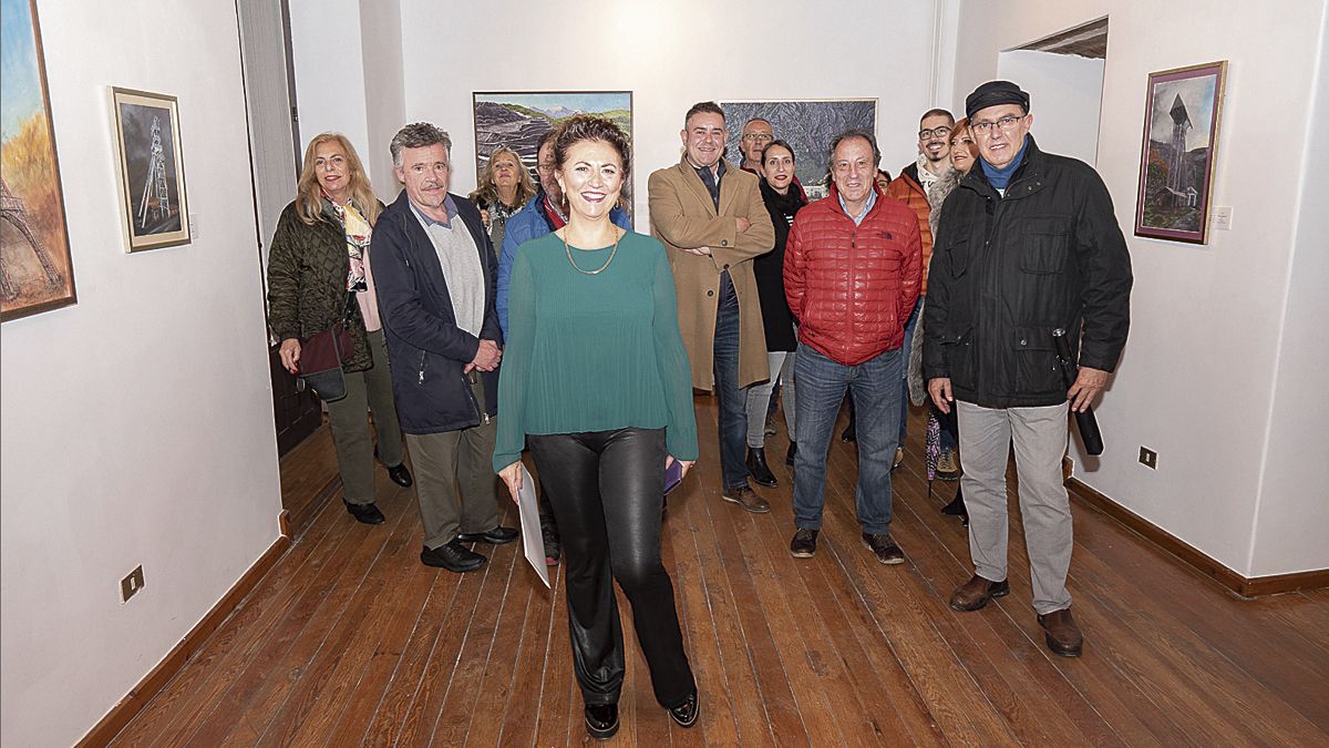 La artista Conchi Casado con las personas que la arroparon en la inauguración de la exposición en la Fundación Vela Zanetti. | VICENTE GARCÍA