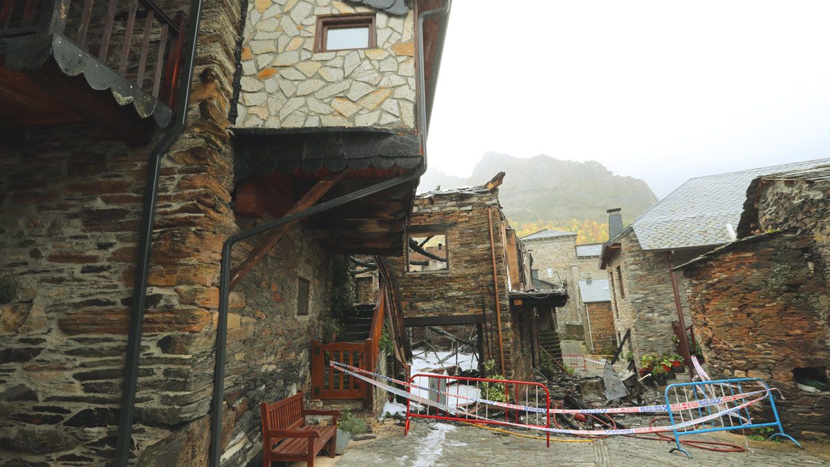 Imagen tras un incendio en una vivienda en Peñalba el pasado mes de octubre. | Ical