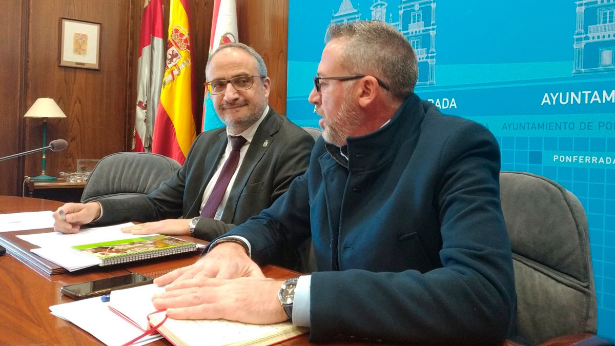 Olegario Ramón y su concejal de Movilidad, Antonio Cartón, dando a conocer la decisión sobre el TUP. | M.I.