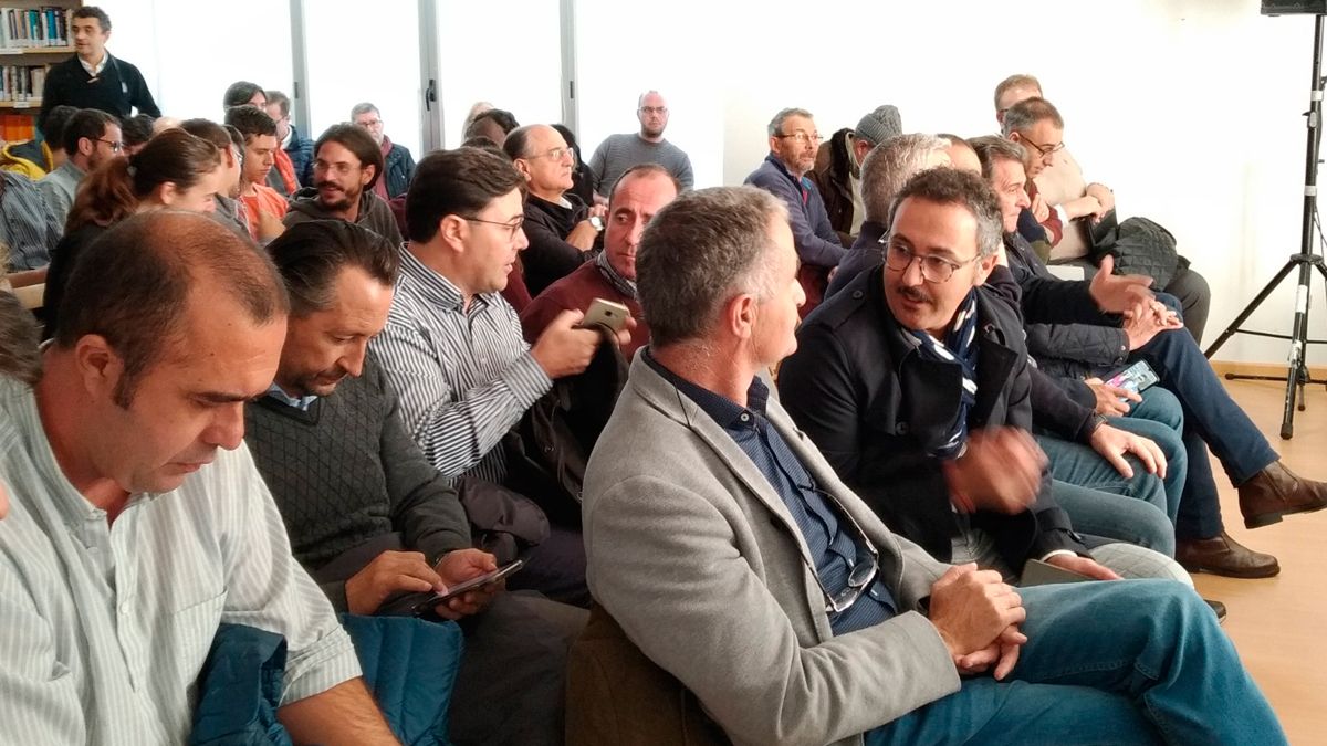 Piretta charlando con otros ponentes antes de su intervención en Corullón. | M.I.