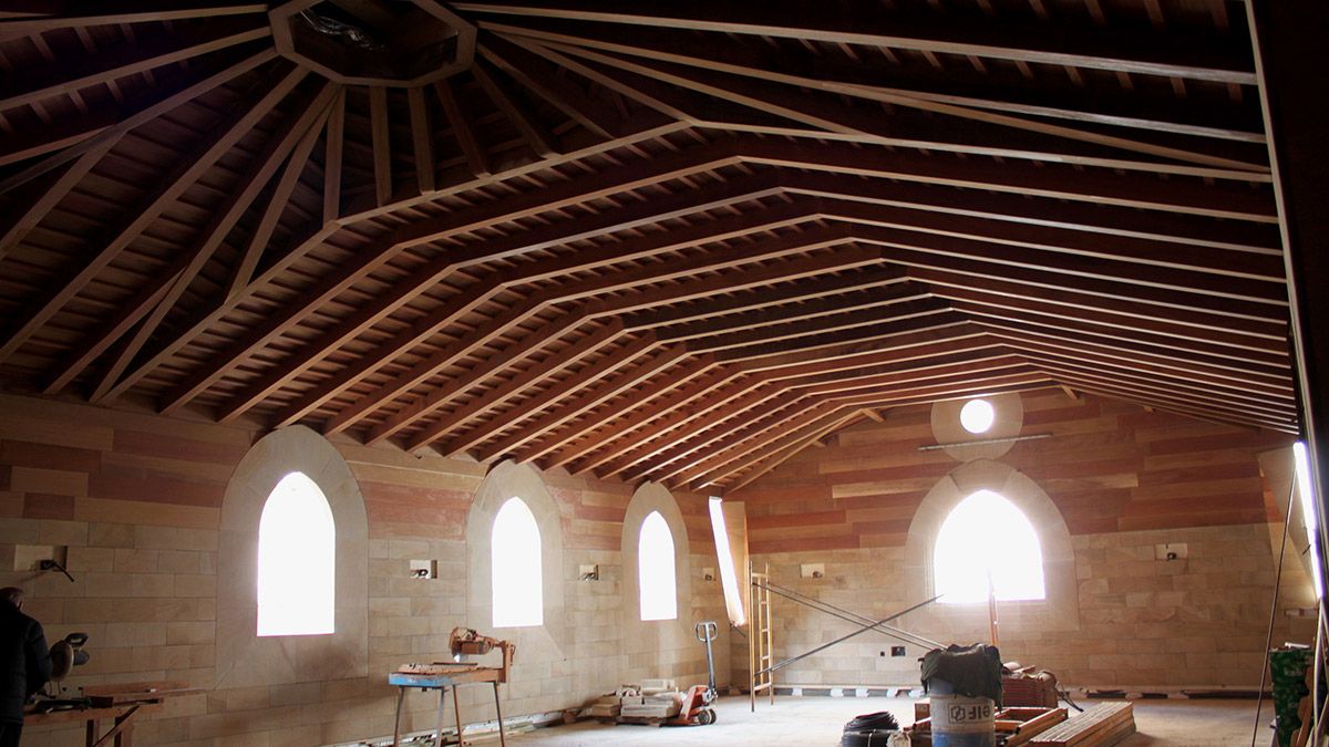 Nave principal de la iglesia que cuenta toda ella con un artesonado de madera obra de Santiago Nava. | T.G.