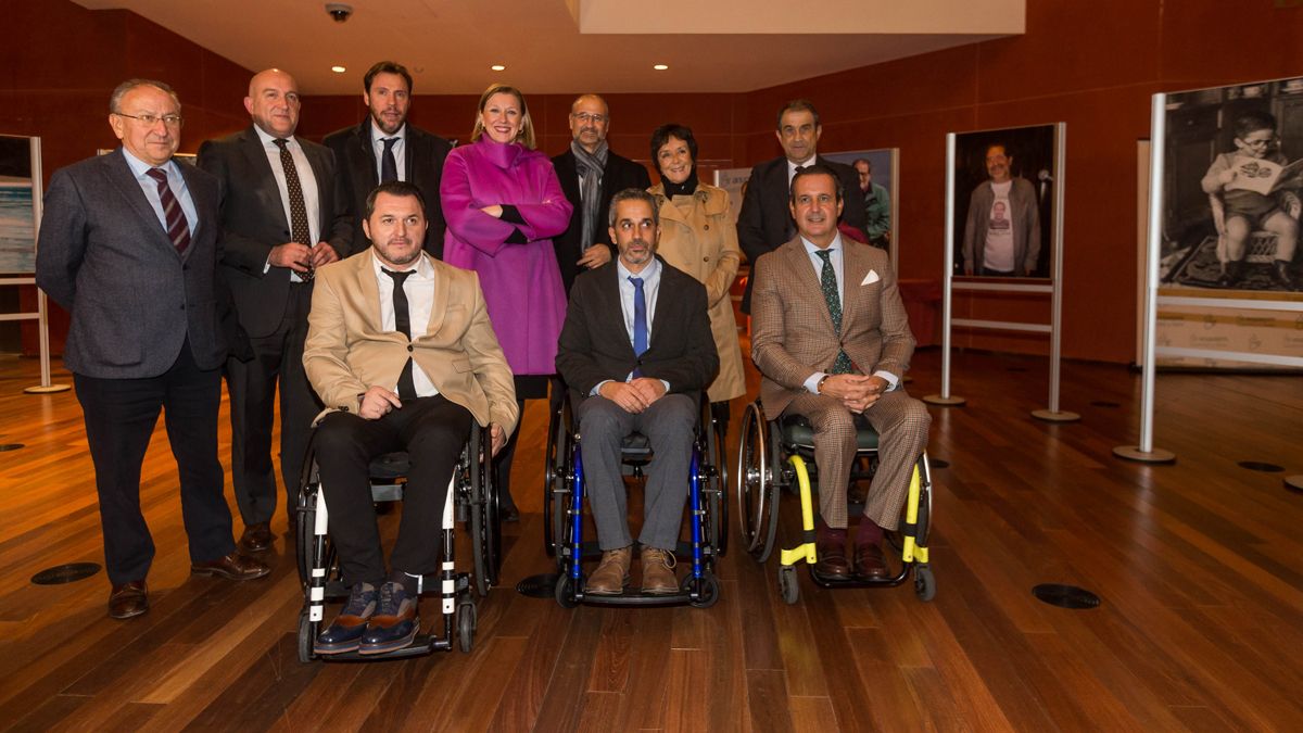 Algunas de las autoridades presentes en el homenaje a título póstumo al que fuera director de Aspaym durante 22 años, Julio Herrero Bermejo. | ICAL