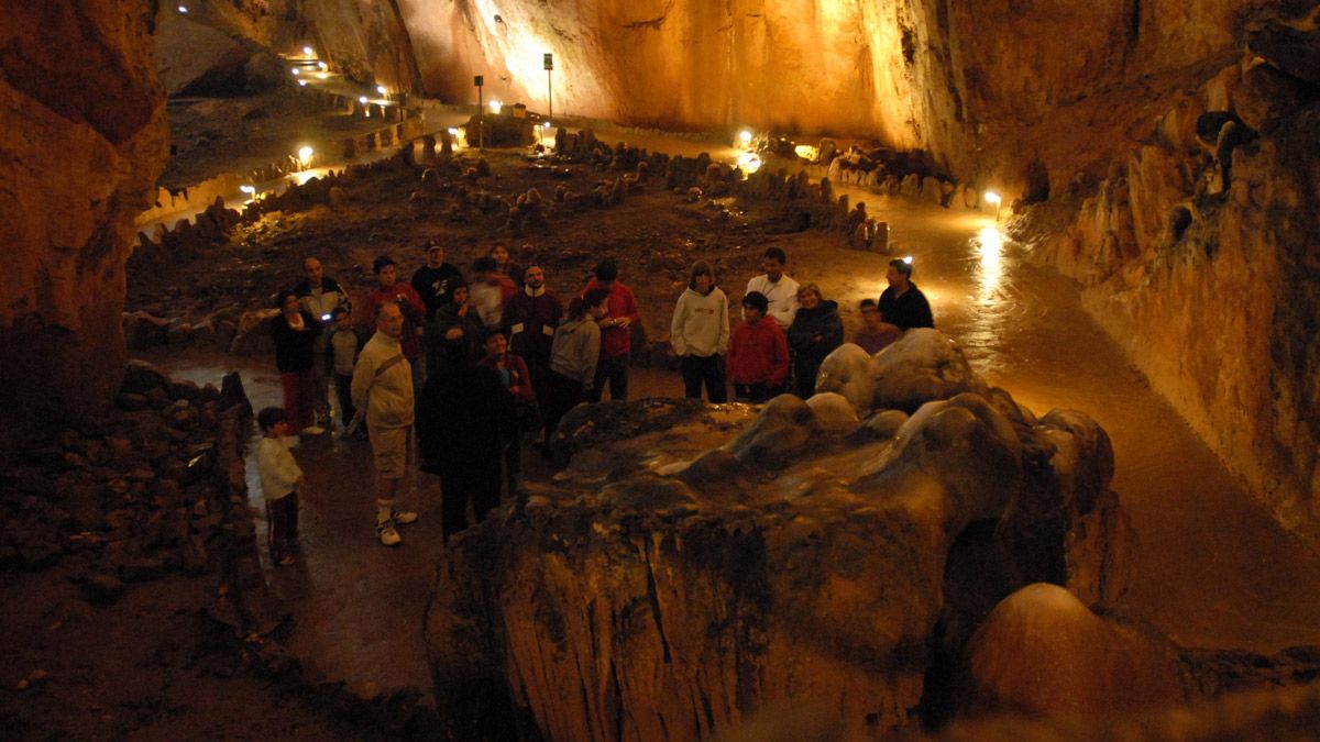 Imagen del interior de la cueva de Valporquero. | MAURICIO PEÑA Imagen del interior de la cueva de Valporquero. | MAURICIO PEÑA