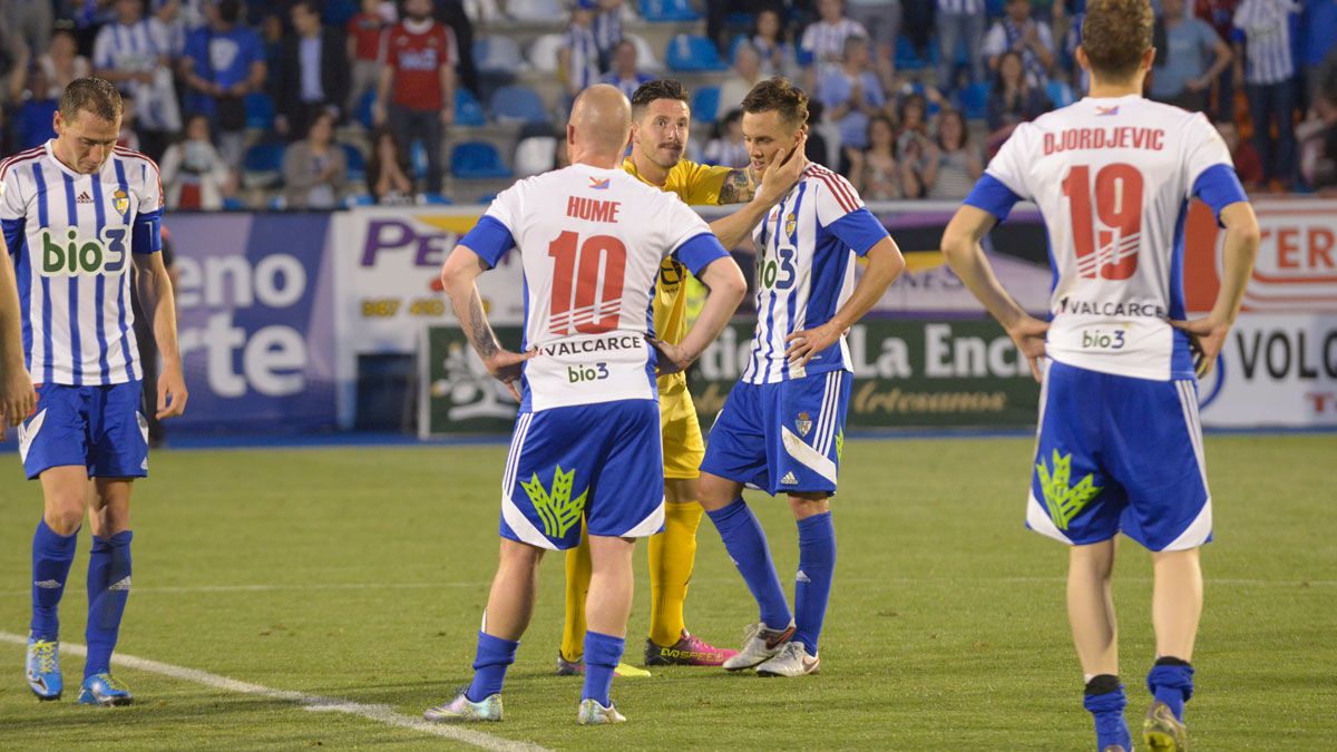 Adán es consolado por un jugador del Girona tras consumarse el descenso. | MAURICIO PEÑA