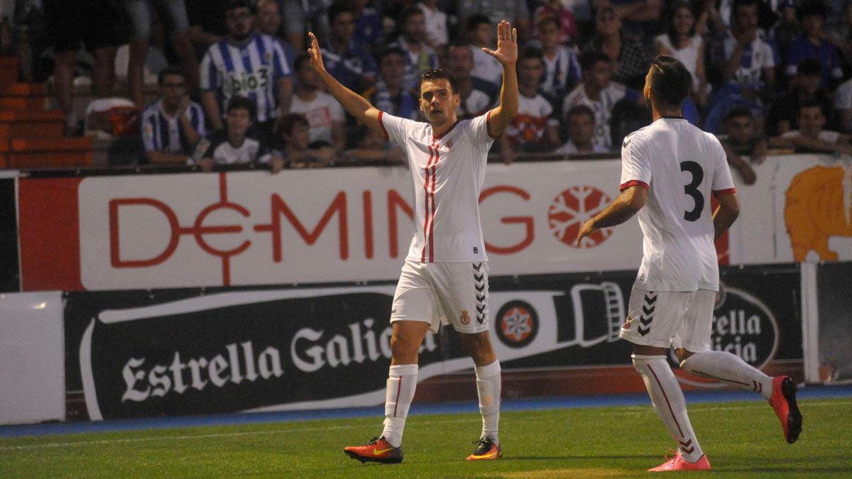 Gallar celebra uno de sus goles en El Toralín con la camiseta de la Cultural. | DANIEL MARTÍN